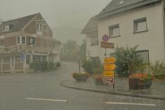 Starkregen suchte gleich zweimal das Stadtgebiet Heimbach heim und sorgte für Überschwemmungen und vollgelaufene Keller. Fotos: Feuerwehr Hembach