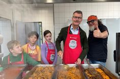 Sie hatten sichtlich Spaß (v.li.): Louis, Zulfaqar und Sophie, Bürgermeister Jan Lembach und Sternekoch Stefan Marquard.