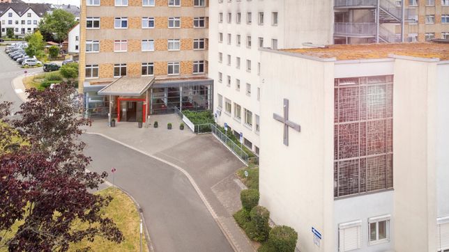 Die Marienhaus-Gruppe wurde mit dem Projekt Gesundheitsversor-gung gemeinsam „NEU“ denken: Vom Krankhaus der Grund- und Regelversorgung zur Regioklinik für den Deutschen Nachhaltigkeits-preis 2026 in der Kategorie Versorgung gestalten. Nachhaltige Strukturen schaffen. nominiert. Bei dem Projekt geht es um die Transformation des ehemaligen St. Josef-Krankenhauses zum Marienhaus Campus Hermeskeil.