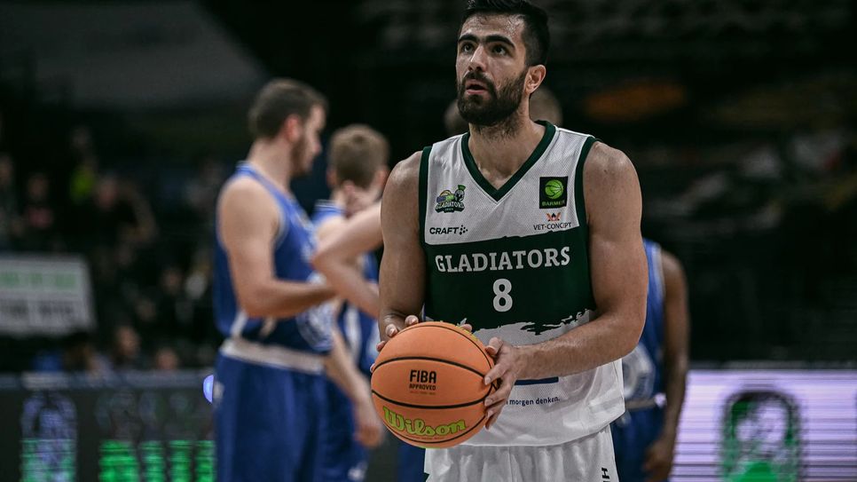 Der Guard von den Gladiators mit der Nummer 8: Behnam Yakhchali.