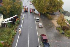 Der LKW kam von der Straße ab und stürzte vier Meter die Böschung hinab. Auf einem Flüssiggastank blieb er liegen.