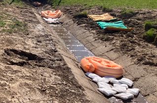 Bachlauf mit Ölsperren.