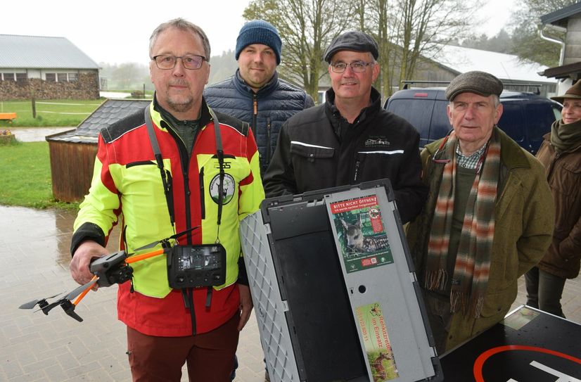 Bernd Osterthun (li., Rehkitzrettung Kreis Euskirchen) präsentierte auf dem Hövelshof von Landwirt Andreas Thelen (2.v.li.) gemeinsam mit Helmut Dahmen (Kreisbauernschaft) und mit Bodo Weranek (Vorsitzender Kreisjägerschaft Euskirchen) das Rettungs-Equipment. Foto: Scholl