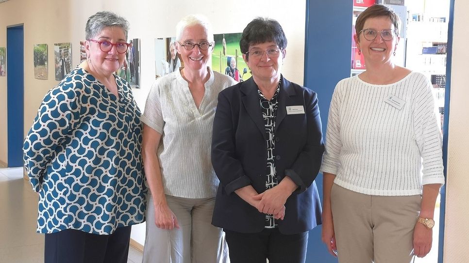 Freuen sich über die Eröffnung der Fotoausstellung "ALTERSLEUCHTEN" in der städtischen Bibliothek Bitburg: (v.l.) Sabine Rodermann, Uli Beuttler, Edith Baur und Renate Humble