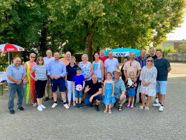 Zahlreiche Besucher, Mitglieder, Unterstützer und Interessierte feierten zusammen beim Sommerfest.