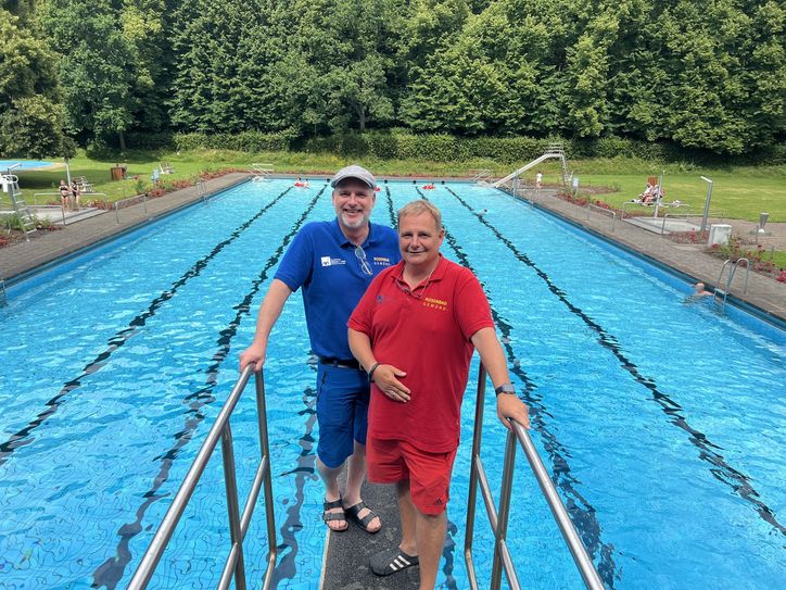 Matthias Müller (li.) und der Badleiter Thomas Engelmayer hoffen auf gutes Wetter. Denn dann packen die Menschen die Badeklamotten ein und kommen ins Rosenbad.