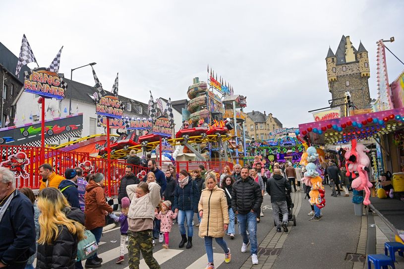 Zahlreiche Fahrgeschäfte locken noch bis Sonntag in die Eifelstadt.