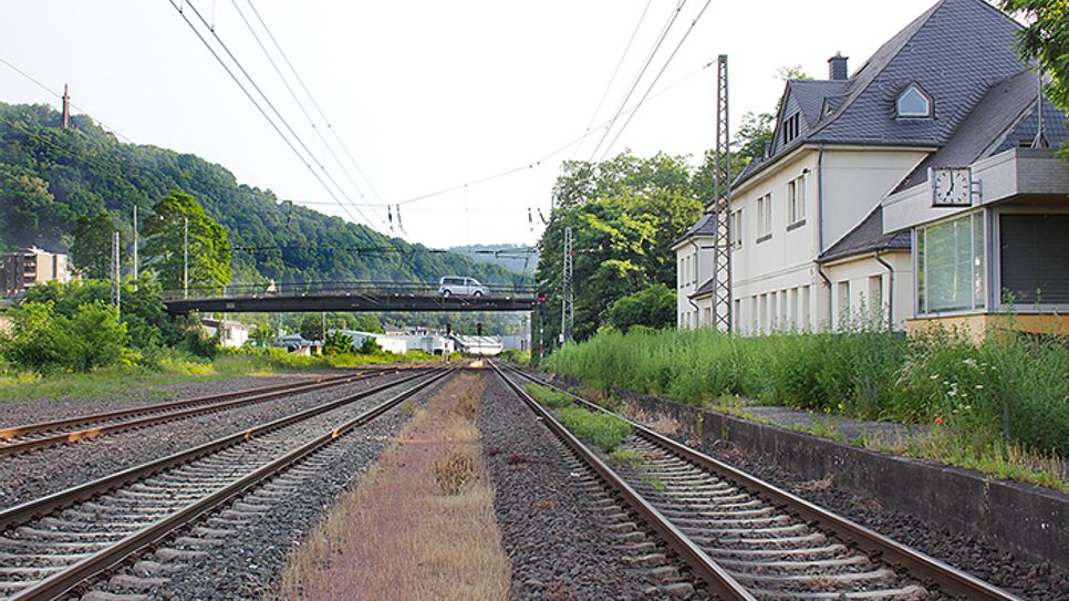 Die mehrgleisige Trasse zwischen Ehrang und Igel bietet Potenzial für Personenzüge. Der Zeitplan für den Neubau der Haltepunkte nimmt jetzt Gestalt an. Foto: FF