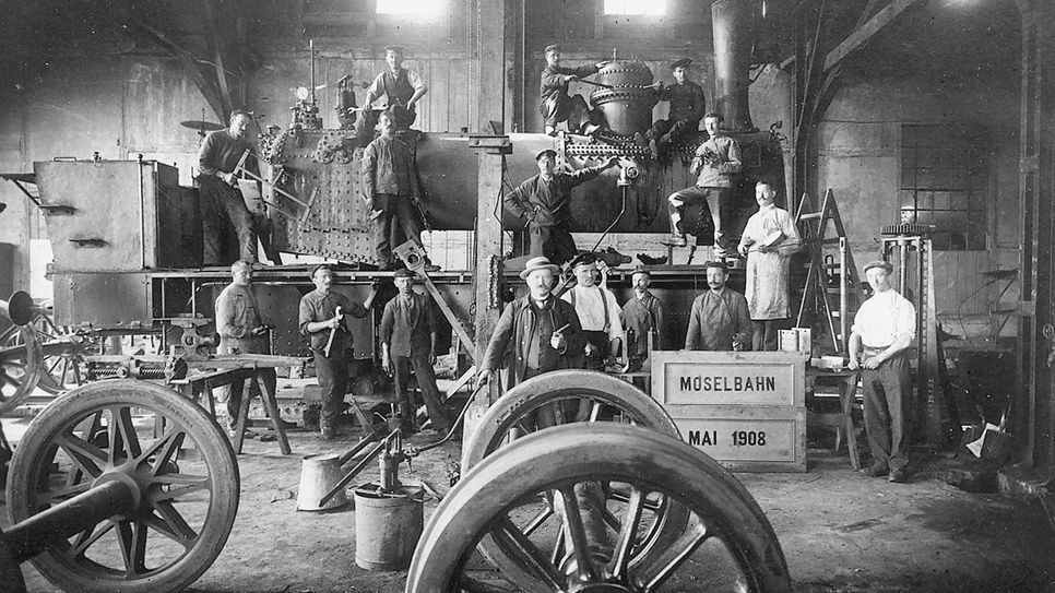 Ein Blick hinter die Kulissen der Moseltalbahn im Mai 1908: In der Betriebsstätte Andel wird Lok 4A wieder "flott" gemacht. Foto: Hans-Peter Rieb, Bullay/Sutton Verlag