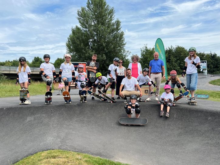 Beim Skate-Aid-Workshop lernten Kinder und Jugendliche die Basisfertigkeiten im Skateboarding. Bürgermeisterin Anna-Katharina Horst (6.v.re.) und Westenergie-Kommunalmanager Achim Diewald (5.v.re.)  statteten den Teilnehmenden und den Coaches einen Besuch ab.