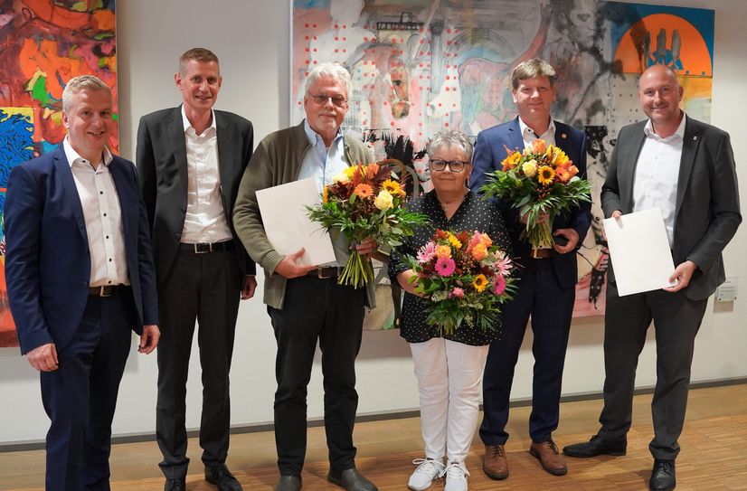 v.l.: Frank Propson (Vorstandsmitglied), Rainer Nickels (Vorstandsvorsitzender), Helmut Fink, Monika Fink, Stephan Kohl, Landrat Andreas Kruppert bei der Ehrung