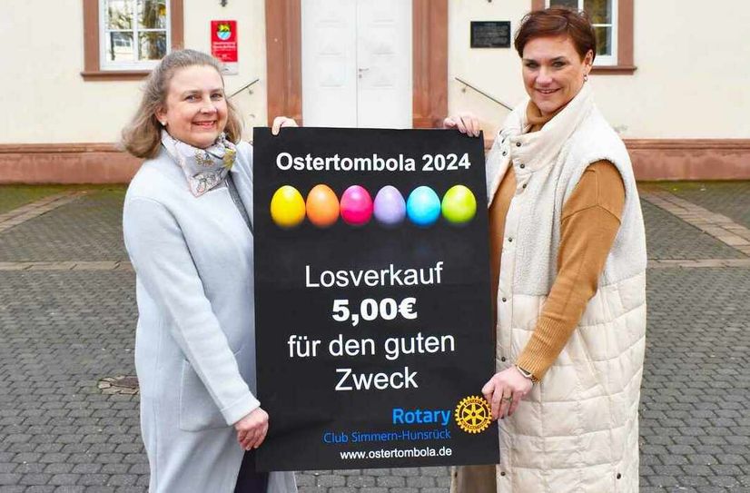 Barbara Albers (links) und Jeanette Lüpkemann haben den  Startschuss zum Losverkauf gegeben.