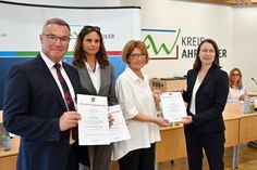 Die Kreisbeigeordneten (v. l.) Horst Gies MdL, Christina Steinhausen und Sabine Glaser mit Landrätin Cornelia Weigand bei der Übergabe der Ernennungsurkunden.