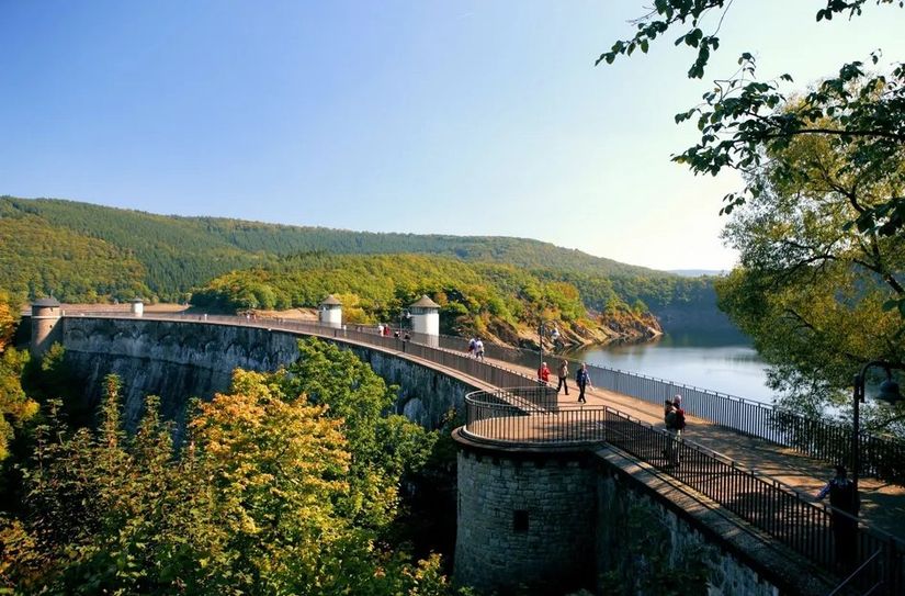 Der Wasserverband Eifel-Rur muss auf der in Fließrichtung der Urft linken Seite den Hang auf der Luftseite mit einer rückverankerten Betonschale sichern. Dies führt zu einer Beeinträchtigung des Wanderverkehrs über die Mauer und Anfang Oktober auch zu einer kurzzeitigen Sperrung der Mauerkrone