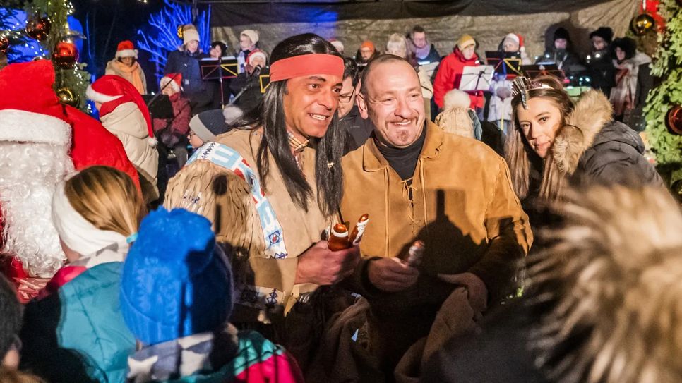 Der Nikolaus kommt - und er hat auch in diesem Jahr wieder Winnetou und Old Shatterhand im Schlepptau.