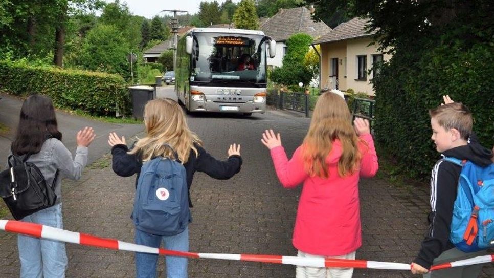 Am letzten Tag vor den Sommerferien erwarten Kinder in Untergolbach den Schulbus mit "ihrem" Fahrer Boro, "dem besten Schulbusfahrer der Welt", wie die Kinder ihn nannten.
