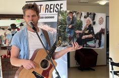 Uwe Reetz erzählt den Menschen im Pflegewohnheim von Hannelore Gasdorf - der Frau, die ihn im Grunde auf die Zeitreise durch die Seniorenheime schickte ...