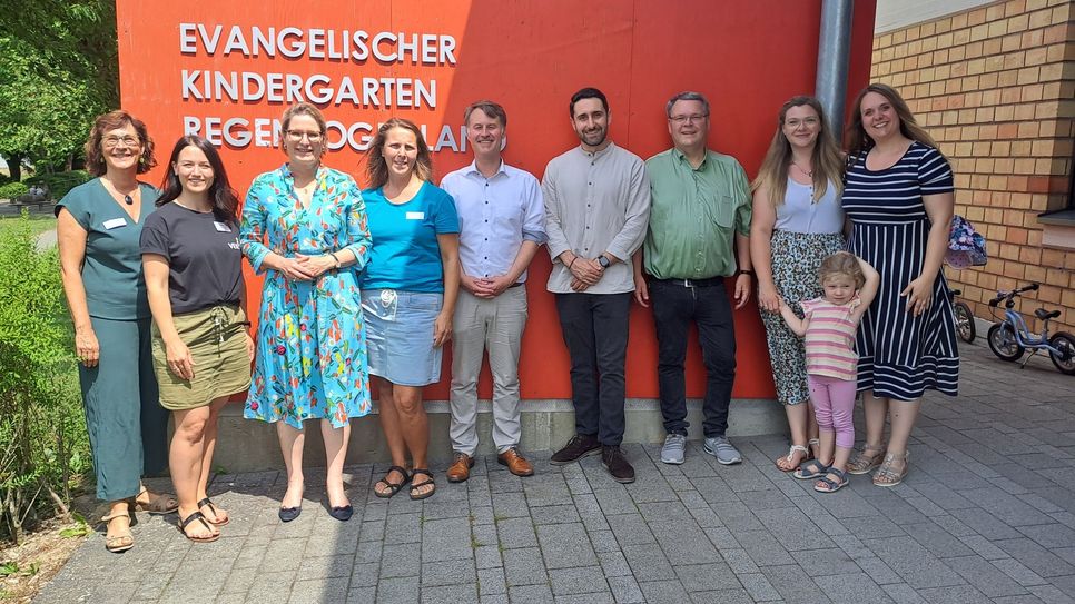 von links nach rechts: Frau Anke  Stephan (pädagogische Gesamtleitung VEKIST), Frau Nadja Neujahr (stellvertretende Leitung Kita Regenbogenland), Frau Dr. Stefanie Hubig (Bildungsministerin von Rheinland-Pfalz), Frau Sabrina Kutscher (Leitung Kita Regenbogenland), Herr Markus Risch (Superintendent Evangelischer Kirchenkreis
 Simmern-Trarbach), Herr Philipp Gauch (Fachbereichsleitung VEKIST), Herr Pfarrer Knut Ebersbach (Fachausschussvorsitz VEKIST), Selina Rotärmel und Annemarie Bast (Elternausschuss Kita Regenbogenland)