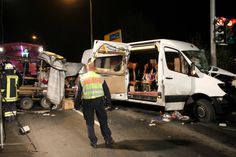 Zu einem schwerem Verkehrsunfall kam es am Freitagabend gegen 19:35 Uhr im Kreuzungsbereich der B 50/ B 53 kurz hinter dem Burgbergtunnel.  Ein aus rumänischer Kleinbus mit 13 Insassen und einem völlig überladenen Anhänger kam aus Richtung Longkamp die Bundesstraße 50 herunter gefahren. Am Ende des Tunnels hatte der Fahrer eine rote Ampel. Er bremste ab um an der der Lichtsignalanlage stehen zu bleiben, jedoch griff die Bremse nicht bzw der überladene Anhänger schob das Fahrzeug über die Kreuzung frontal in ein Geländer. Fotos/Video: Agentur Siko