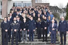 Gruppenfoto der neu verpflichteten Feuerwehrangehörigen vor dem Prümer Rathaus
(1. R. v. re.. Walter Faasen, stellv. Wehrleiter VG Prüm 
Bürgermeister Aloysius Söhngen; 
1. R. v. li.: Roland Houscht, stellv. Wehrleiter VG Prüm, Lars Eichten, BKI)