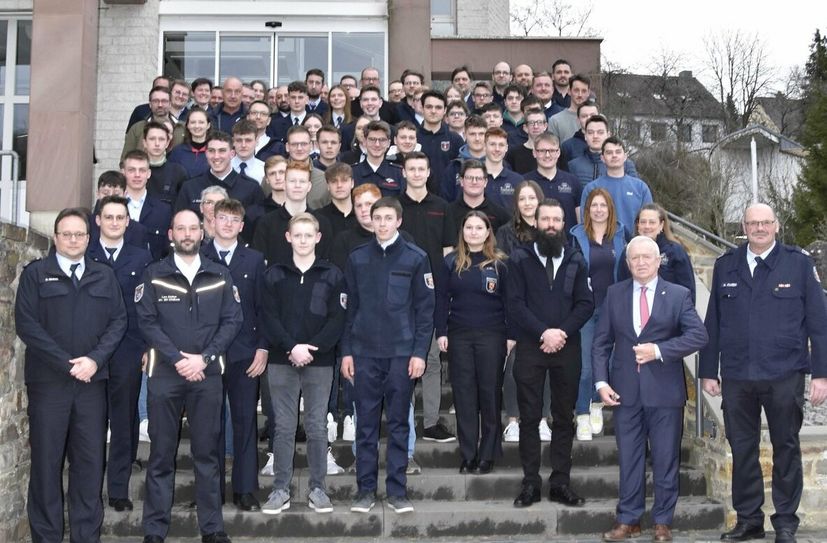 Gruppenfoto der neu verpflichteten Feuerwehrangehörigen vor dem Prümer Rathaus
(1. R. v. re.. Walter Faasen, stellv. Wehrleiter VG Prüm 
Bürgermeister Aloysius Söhngen; 
1. R. v. li.: Roland Houscht, stellv. Wehrleiter VG Prüm, Lars Eichten, BKI)