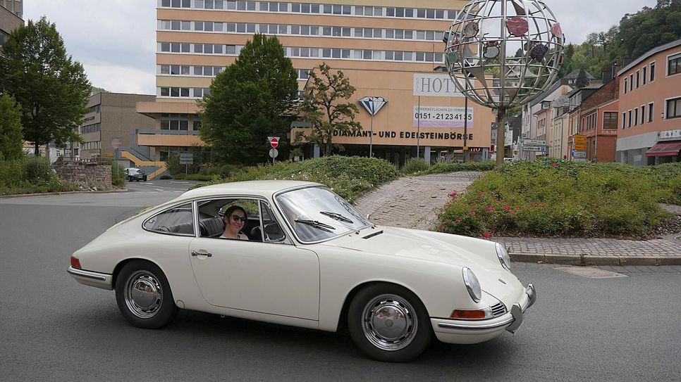 Nicht nur historische Porsche, sondern Oldtimer aller Bauarten und Baujahre werden unter dem Edelsteinkreisel zu bewundern sein.