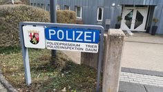 Die Polizei in Daun bittet mögliche Zeugen um Mitarbeit.