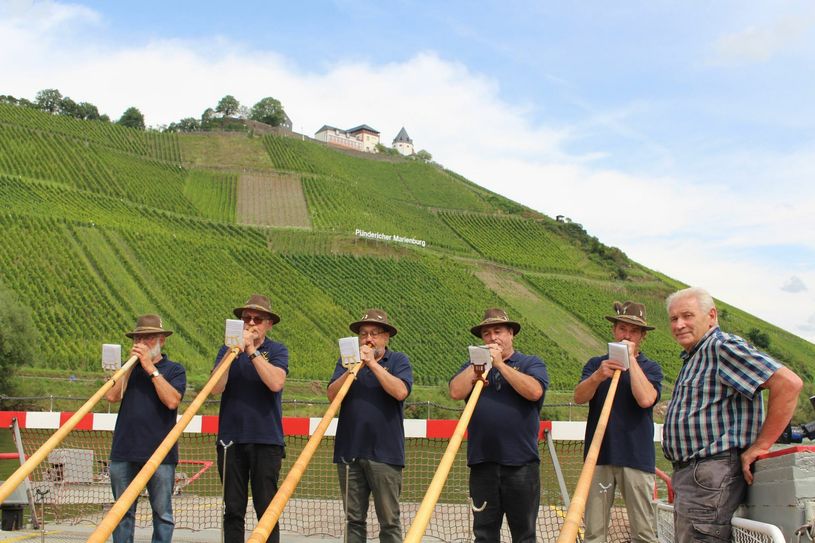 Von links: Peter Busch mit seinen Alphornbläserkollegen Paul Holzem, Ernst-Martin Simon, Franz-Josef Eckhardt und Ernst Hahn sowie Ortsbürgermeister Rainer Nilles.