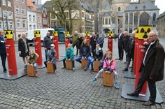 Vertreter der zehn »Stationen« der Tihange AUS-Säulen versammelten sich auf dem Katschhof, wo das interaktive Ausschalten bis zum 15. April möglich ist. Foto: T. Förster