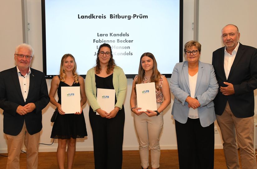 Der LFB ehrte die besten Auszubildenden im Eltzer Hof in Mainz: LFB-Präsident Dr. Ing. Horst Lenz (links), Vizepräsident Dr. Thomas Seither (rechts) und Bildungsstaatssekretärin Bettina Brück (2.v.r.) gratulieren Lara Kandels (2.v.l.), Fabienne Becker (3.v.l) und Laura Hansen (3.v.r.).