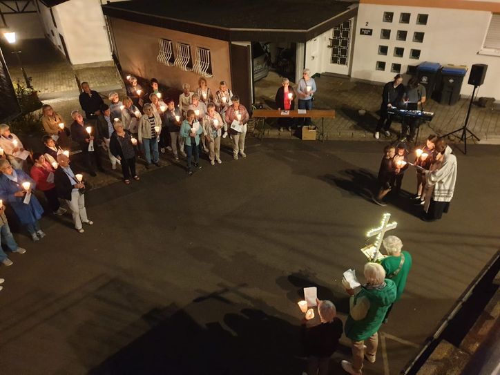 Die Einsegnungsfeier mit Lichterprozession war am Sonntagabend gut besucht.