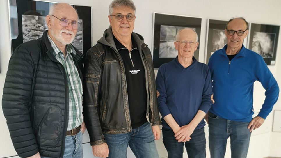 Peter Schaar, Detlef Senz, Ulrich Knebel und Hermann Nicolay vom Fotoclub "Blende 10" haben die Ausstellung in der Hunsrück Klinik vorbereitet (v.l.).