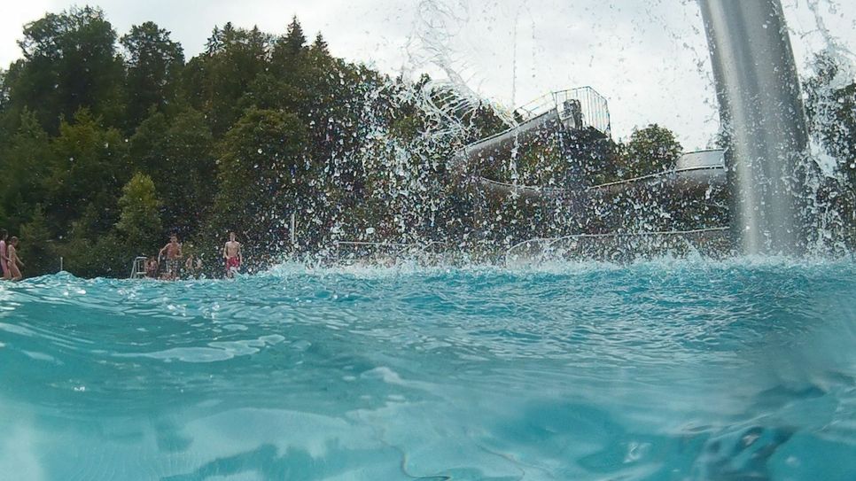 Ein Sprung ins kühle Nass kann gegen Überhitzung schützen. Aber auch in See oder Freibad sollte man sich gegen direkte Sonneneinstrahlung schützen.