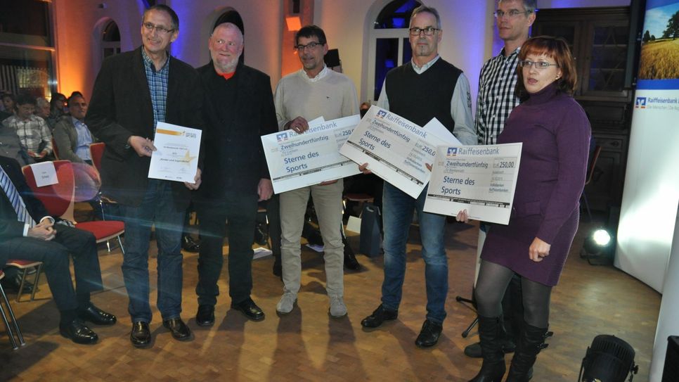 Anerkennungspreise gab es für den TV Cochem, den SV Kaifenheim und den SV Blankenrath. Überreicht wurden die Preise vom Sportkreisvorsitzenden Edwin Scheid (2. v. l.).