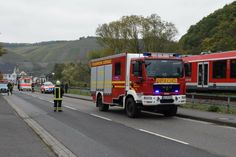 Während der Rettungsmaßnahmen sperrten Einsatzkräfte die neben den Gleisen verlaufende B267. Foto: Scholl