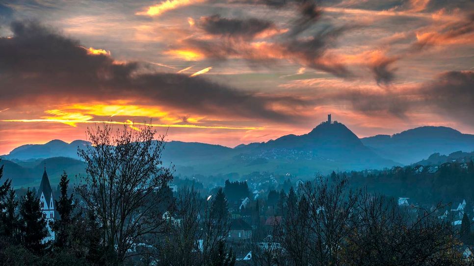 Die Burg Olbrück bei Niederzissen zählt zu den imposanten Eifel-Denkmälern, die im neuen Jahreskalender zu finden sind.