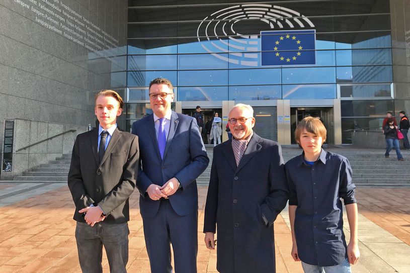 Vor dem Parlamentsgebäude in Brüssel (von links): Bryan Kroker (Bezirksschülervertretung), Städteregionsrat Dr. Tim Grüttemeier, Helmut Etschenberg und Sebastian Schick (Bezirksschülervertretung). Foto: Detlef Funken