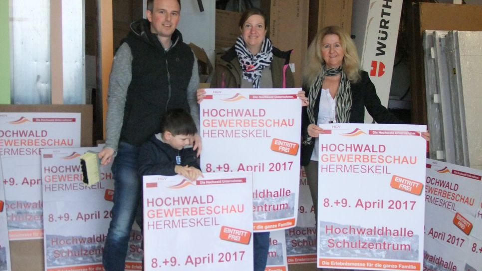 Plakate kleben für die Hochwald Gewerbeschau (von links): HGV-Sprecher Markus Weicherding, HGV-Marketing-Assistentin Stefanie Schömer und Andrea Fischer (Medienpartner WochenSpiegel). Foto: FF