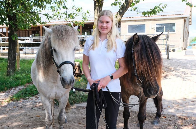 Reitet, seitdem sie sitzen kann: die 16-jährige Lilly Pleyer, hier mit den Islandpferden Abbi und Blaeckur.