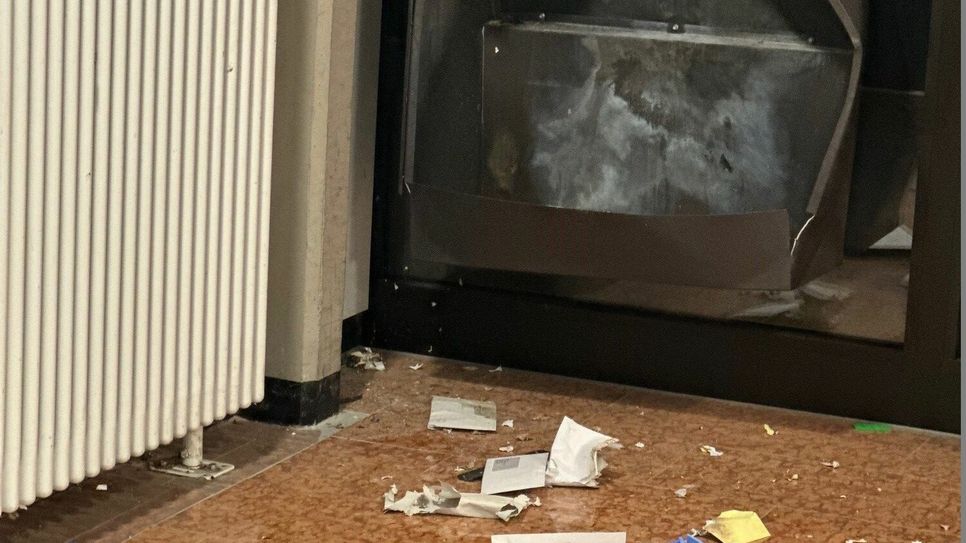 In der Silvesternacht ist der Hausbriefkasten der Kreisverwaltung durch die Explosion eines Feuerwerkskörpers zerstört worden.