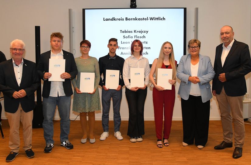 Der LFB ehrte die besten Auszubildenden im Eltzer Hof in Mainz: LFB-Präsident Dr. Ing. Horst Lenz (li.), Vizepräsident Dr. Thomas Seither (re.) und Bildungsstaatssekretärin Bettina Brück (2.v.r.) gratulieren Tobias Krajczy (2.v.l.), Sofia Flesch (3.v.l.), Leon Wedertz (4.v.l.), Franziski Merten (4.v.r.) und Annika Teusch (3.v.l.).