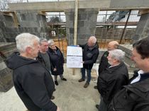 Sie schauten sich die Pläne des Neubaus in Roitzheim an (v.li.): Gerd Manstein, Horst Becker, Luise Eßer, Günther Vossen, Peter Kapellen, Hans-Rudi Eßer und Uwe Philipps.