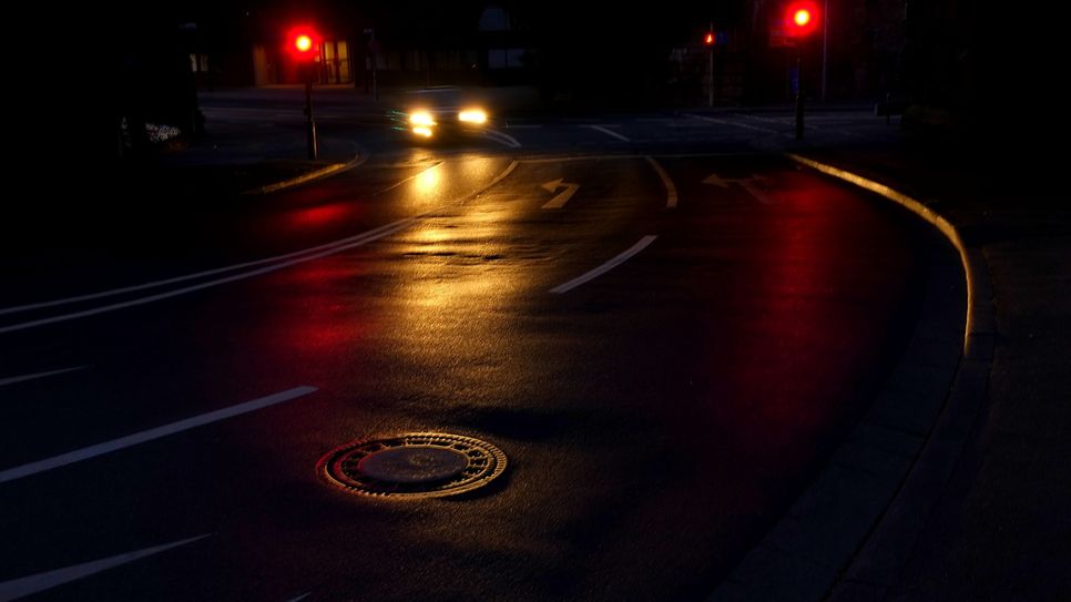 Bei der Vorstellung der städtischen Initiative berichtete Dezernent Schmitt, dass gerade nachts immer wieder Autofahrer rote Ampelsignale ignorieren. Er erhofft sich von den neuen, fest installierten Geräten auch eine abschreckende Wirkung. Foto: Symbolbild/Pixabay