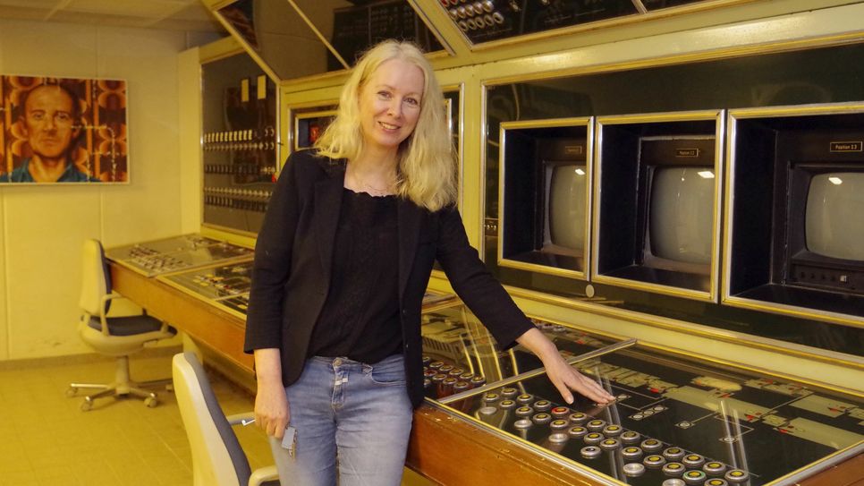 Heike Hollunder zeigt die Hauptsteuerungszentrale des einstigen Bunkers. Foto: Mager