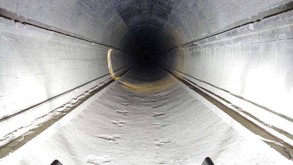 Am Ende der Dokumentationsstätte eröffnet sich der Blick in die nackte Betonröhre des zurückgebauten Bunkers. Foto: Mager