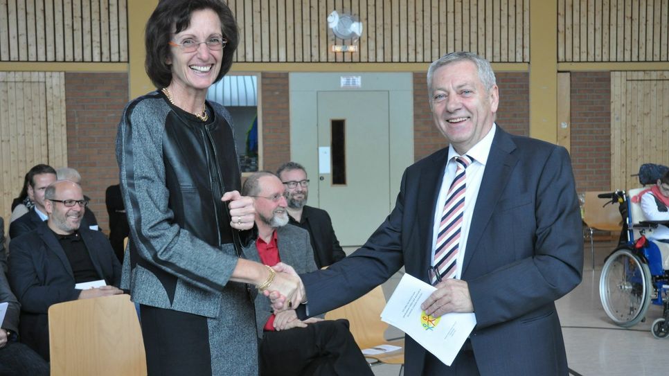 Landrat Manfred Schnur gratuliert Ulrike Kübler bei ihrer Amtseinführung als Schulleiterin.