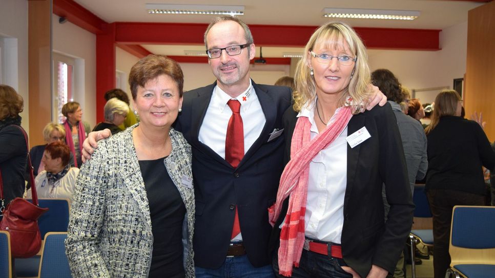 Rolf Klöcker stellte die Nachfolgerin von Ilona Raabe (l.) dem Publikum vor. Heike Iven (r.) leitet ab Januar 2017 die Familienbildung des DRK. Foto: Breuer