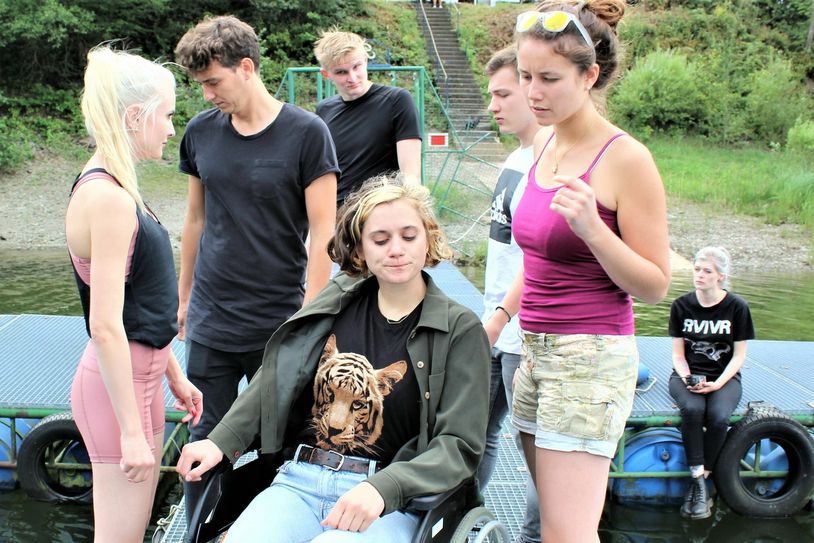 Letzte Anweisungen von Regisseurin Schmeink (rechts) an das Team beim Film-Dreh am Rursee zu »Postings.« Foto: Günther Sander