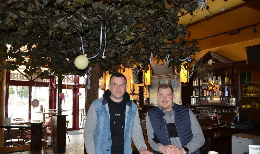 Betreiben das Simmerather »Bistro Bierbaum« in bewährter Form weiter: Rene Pelka und Stefan Kutzner beerben Lothar Brewer, der nach 22 Jahren als Gastwirt in Ruhestand getreten ist.