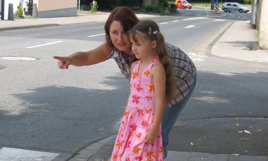 Wenn ABC-Schützen nach den Ferien zum ersten mal alleine zur Schule gehen, sollten sie die Schulweg vorab mehrfach mit ihren Eltern geübt haben. Foto: Archiv